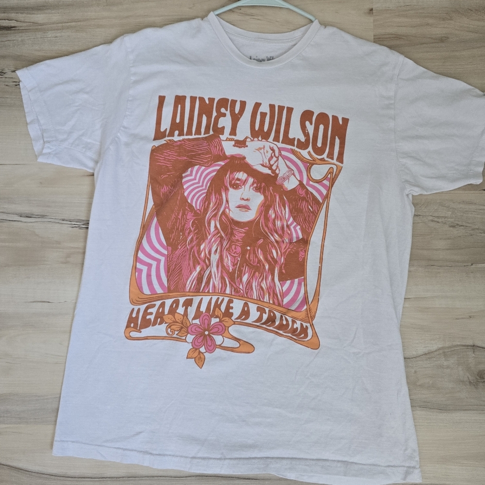 Lainey Wilson White Graphic Tee - Pink & Orange Print